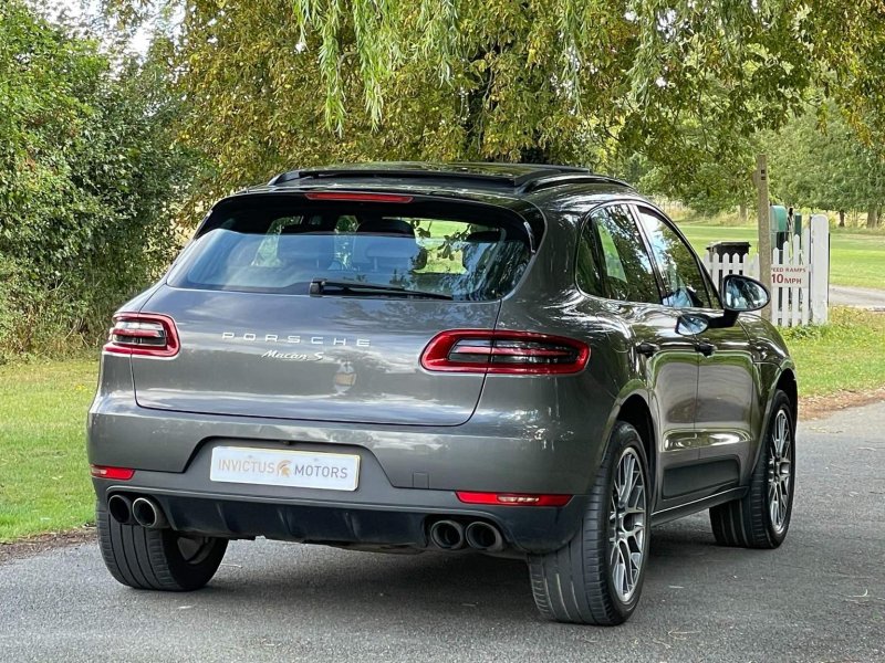 PORSCHE MACAN