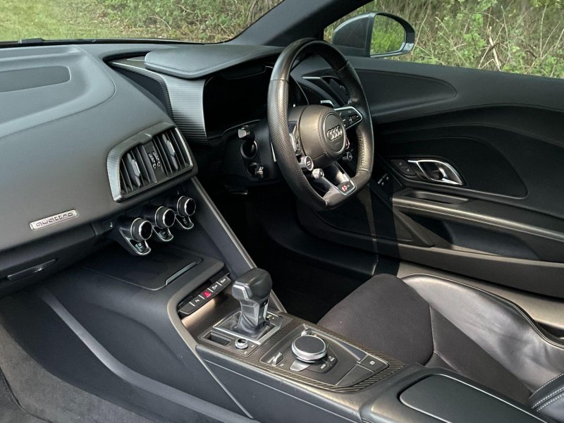 AUDI R8