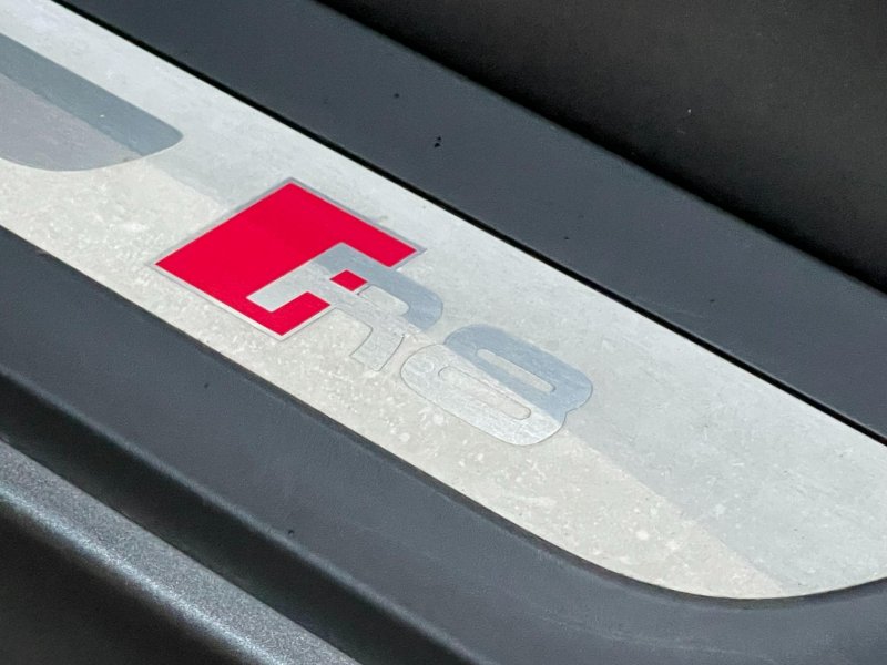 AUDI R8