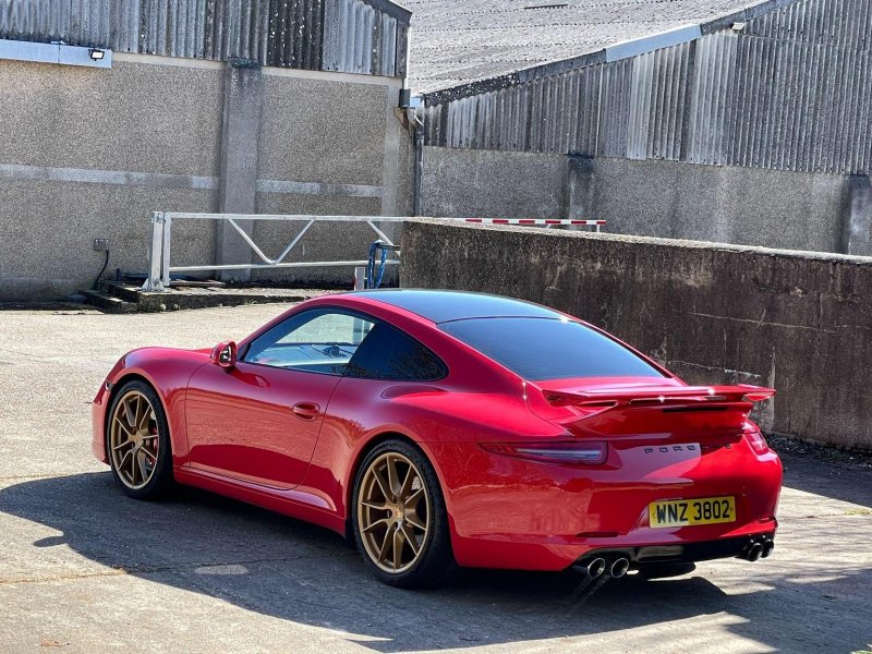 PORSCHE 911