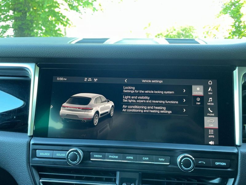 PORSCHE MACAN