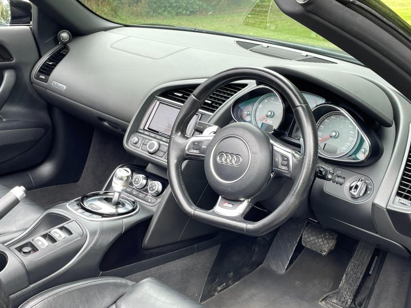 AUDI R8